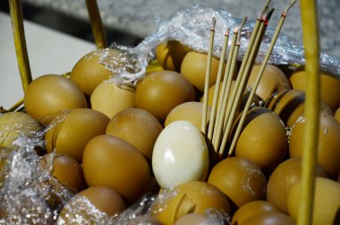 Haşlanmış tavuk yumurta kurban teklif için