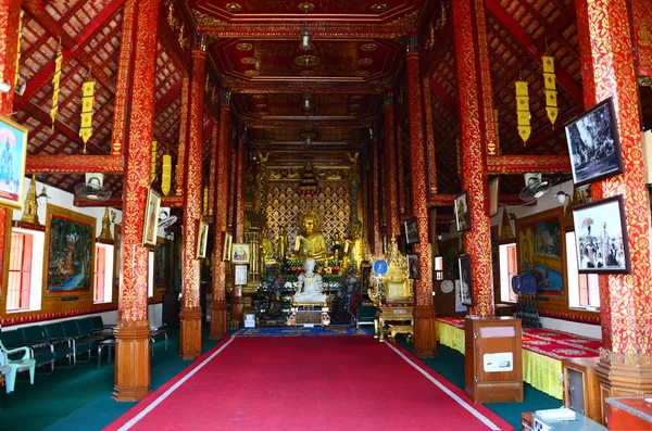 Dentro de la Iglesia y Buda Estatua de Wat Phra Sing — Foto de Stock