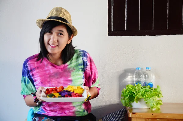 Жінка з часом їжі овочевий і фруктовий салат . — стокове фото