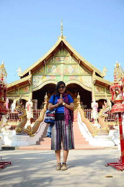 Mujer tailandesa rezando en Wat Ming Mueang — Foto de Stock