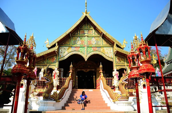 Donna tailandese che prega a Wat Ming Mueang — Foto Stock