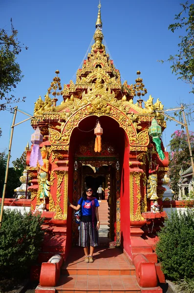 Mujer tailandesa rezando Buda en Wat Ming Mueang — Foto de Stock