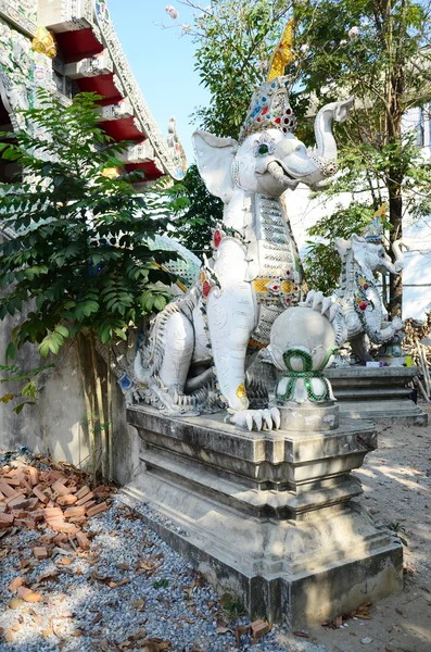 Vyřezávané a socha mýtické bytosti chrámu Wat Ming Mueang v Chiang Rai — Stock fotografie