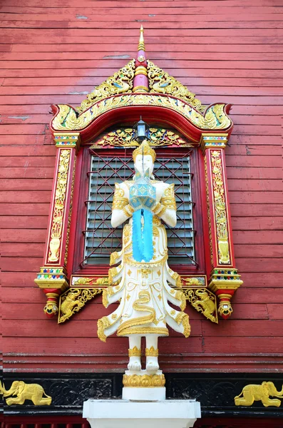 Скульптура ангела на фасаде Ват Мин Муанга в Чианграе, Таиланд — стоковое фото