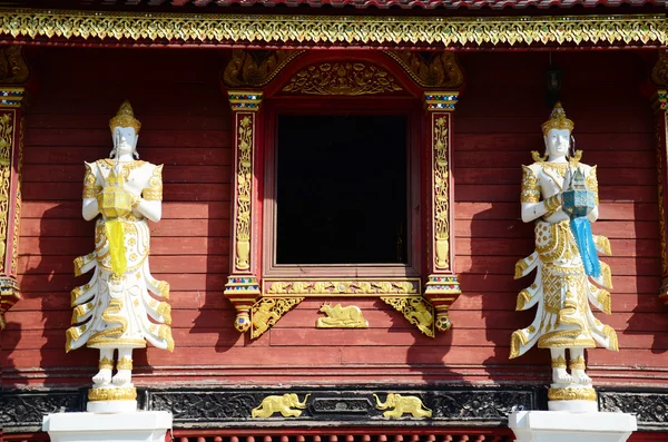 Engel-Skulptur an der Fassade des Wat Ming Mueang in Chiang Rai, Thailand — Stockfoto