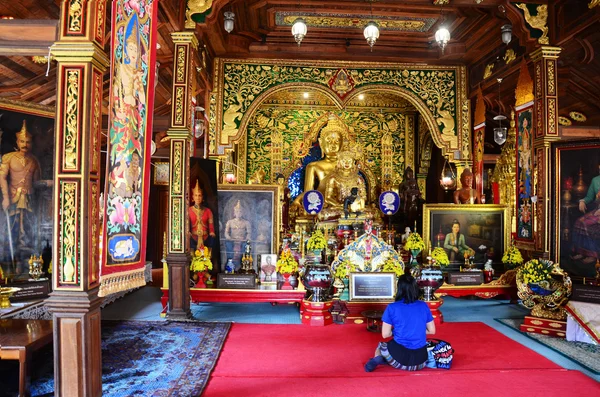 Retrato de mujer tailandesa en la iglesia interior en Wat Ming Mueang — Foto de Stock