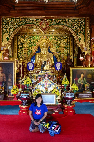 Retrato de mujer tailandesa en la iglesia interior en Wat Ming Mueang — Foto de Stock