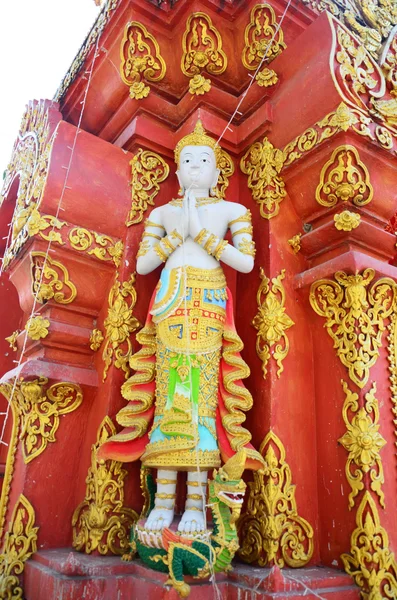 Scultura angelica sulla facciata di Wat Ming Mueang a Chiang Rai, Thailandia — Foto Stock