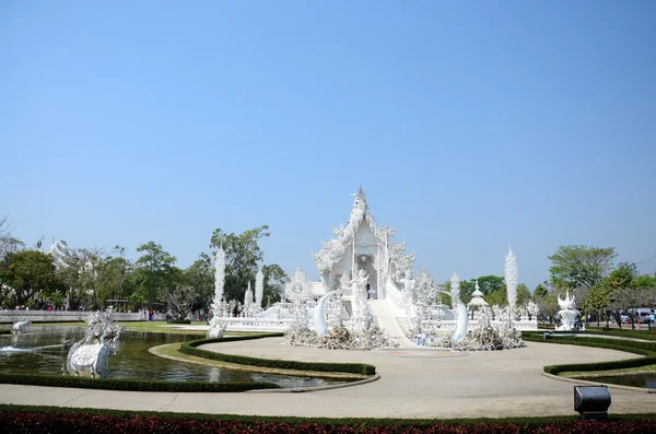 Tempio Bianco o Wat Rong Khun a Chiangrai, Thailandia . — Foto Stock