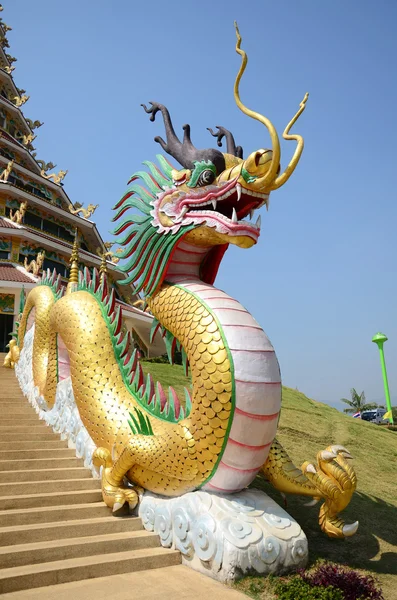 Dragon at entrance of Chedi of Wat Huay Pla Kang Temple in Chiangrai, Thailand. — Stock Photo, Image