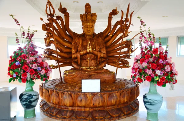 Estatua de la Diosa del Bodhisattva o Guan Yin y los Mil Brazos — Foto de Stock