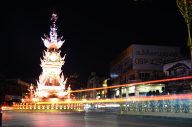 Chiang Rai Saat Kulesi eğlenceli performansa sahip ışık ve renkler