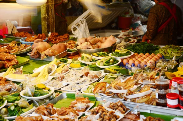 Food Lanna Style de manhã no mercado em Chiang Rai, Tailândia . — Fotografia de Stock