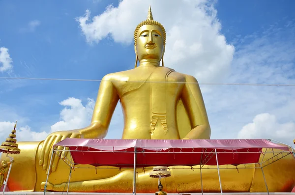 Estatua de oro del Gran Buda imagen del templo de Wat Bangchak — Foto de Stock