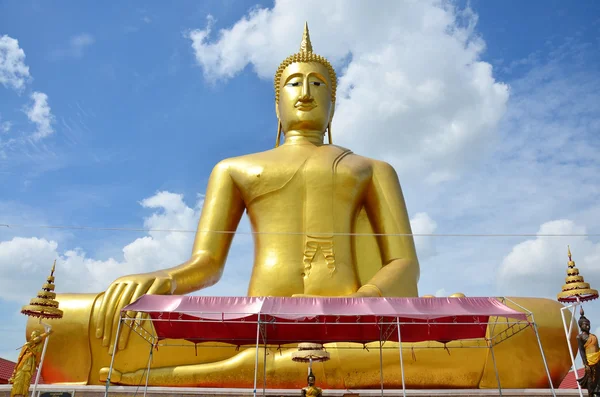 Estatua de oro del Gran Buda imagen del templo de Wat Bangchak — Foto de Stock