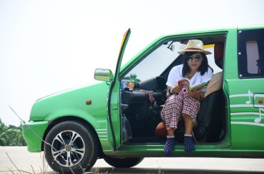 Taylandlı kadın portre okuma kitabı