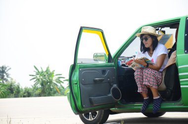 Taylandlı kadın portre okuma kitabı