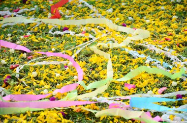 Yerleştirilen renkli kağıtlar ve çiçek Halk Festivali sırasında mezar taşındaki