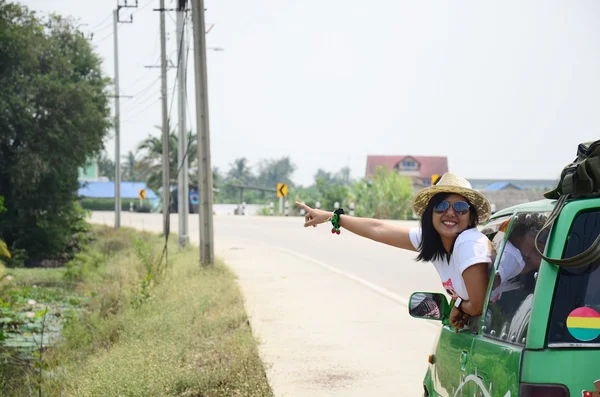 태국의 시골에서 거리에 그녀의 차에 타이어 여자. — 스톡 사진