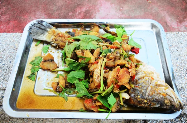 Derin kızarmış Snapper tatlı balık sosu ile tepesinde — Stok fotoğraf