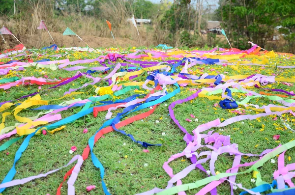 Colored papers placed and flower on a grave during Qingming Festival — Stock Photo, Image