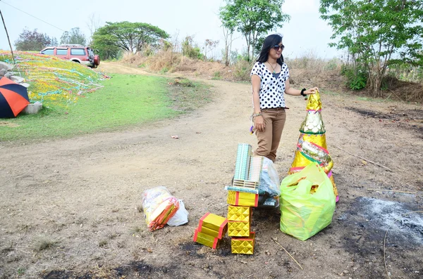 Thai women prepare joss paper or hell money Chinese Culture for burn — Stock Photo, Image