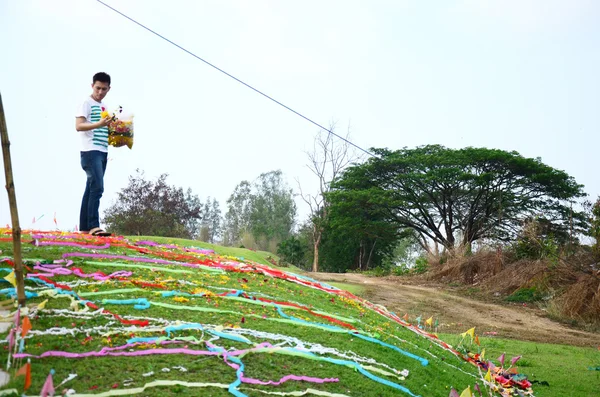 Gli uomini thailandesi pregano Ancestor adorando con offerta sacrificale nel Festival di Qingming — Foto Stock