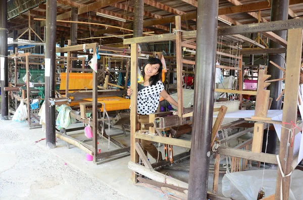 Тайский портрет женщины со старым шелковым ткацким станком — стоковое фото