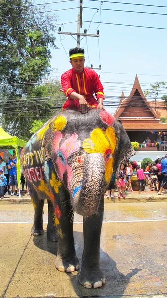 ソンクラン祭りはで祝われる伝統的な新年は 4 月から一日 13 に 15 で、アユタヤ、タイの象で水しぶき. — ストック写真