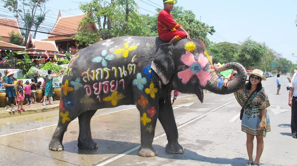 Festival de Songkran se celebra en un tradicional Año Nuevo es el Día del 13 al 15 de abril, con las salpicaduras de agua con elefantes en Ayutthaya, Tailandia . — Foto de Stock