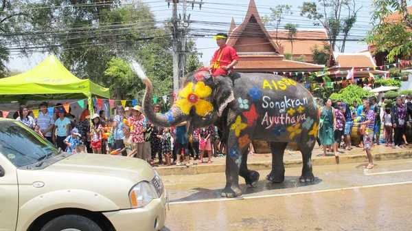 송 크 란 축제에 축 하는 전통적인 새 해는 4 월부터 하루 13 ~ 15, 아유타야, 태국에서 코끼리와 함께 splashing 물으로. — 스톡 사진