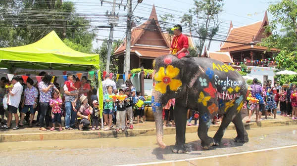 Festival de Songkran é comemorado em um tradicional Ano Novo é Dia de 13 a 15 de abril, com a água salpicante com elefantes em Ayutthaya, Tailândia . — Fotografia de Stock