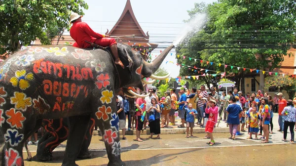 Songkran φεστιβάλ γιορτάζεται στην παραδοσιακή ημέρα του νέου έτους στο Ayutthaya, Ταϊλάνδη — Φωτογραφία Αρχείου
