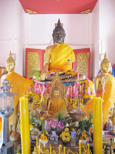 Чёрная статуя Будды — стоковое фото