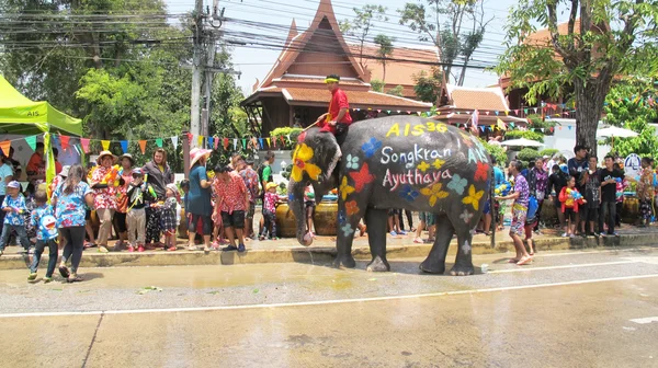 Songkran Festival si celebra in un tradizionale Capodanno è il giorno dal 13 al 15 aprile, con gli spruzzi d'acqua con elefanti in Ayutthaya, Thailandia . — Foto Stock