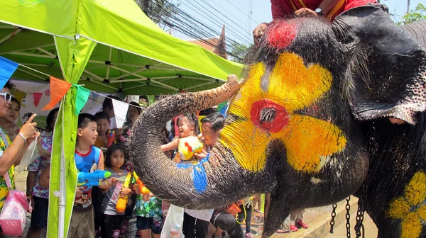 Songkran Festival si celebra in un tradizionale Capodanno è il giorno dal 13 al 15 aprile, con gli spruzzi d'acqua con elefanti in Ayutthaya, Thailandia . — Foto Stock