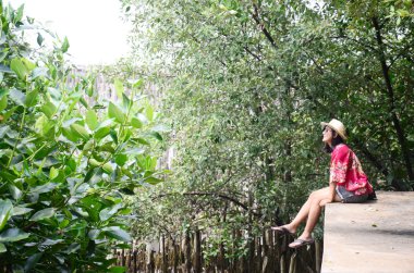 Taylandlı kadınların tek başına oturmak geçit Köprüsü '