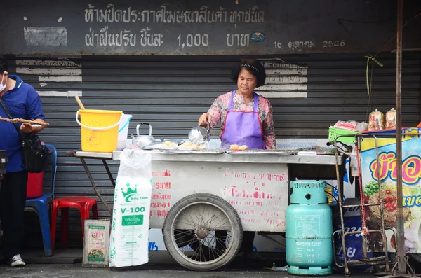 Thai People cocinando comida para la venta en el pequeño mercado Bangyai —  Fotos de Stock