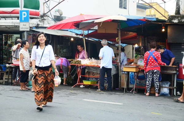 Thai People compra comida de manhã no pequeno mercado Bangyai — Fotografia de Stock