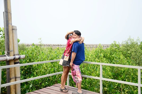 Tailandês mulher abraço Namorado em Mangrove floresta — Fotografia de Stock