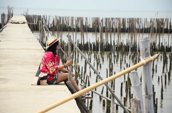 Mulheres tailandesas sentadas sozinhas na ponte da passarela — Fotografia de Stock