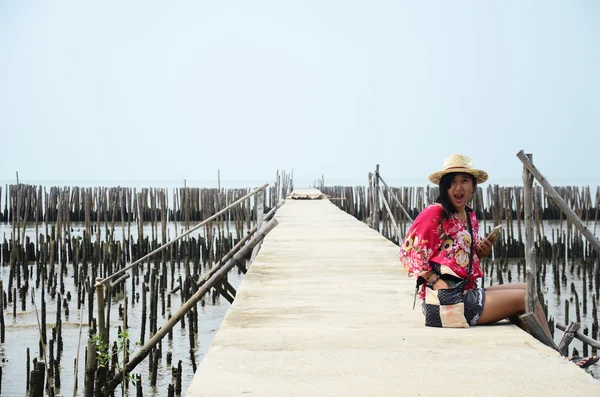 Thai women sitting alone on the walkway bridge — Stock Photo, Image