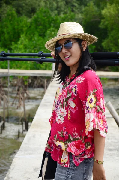 Портрет тайського жінка з штатив на мосту — стокове фото
