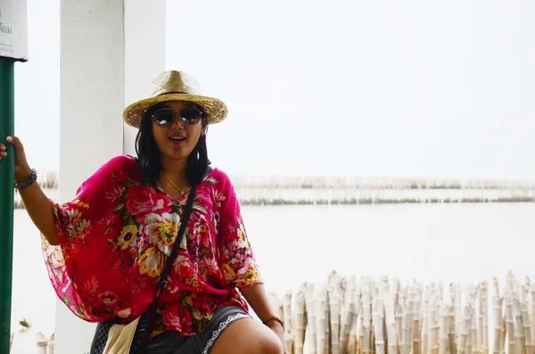 Femmes thaïlandaises seules sur le pont passerelle dans la forêt de Mangrove — Photo