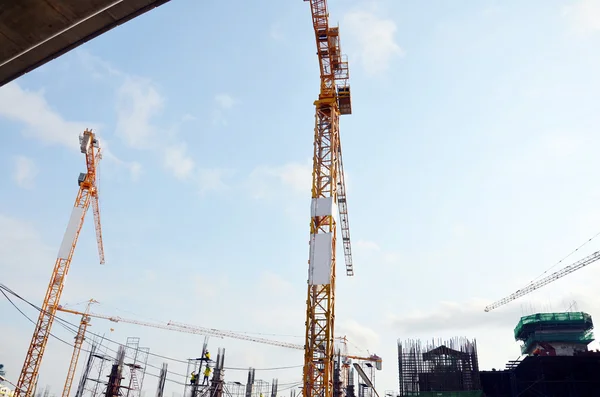 Trabalhador do construtor com estaleiro de construção de máquinas — Fotografia de Stock