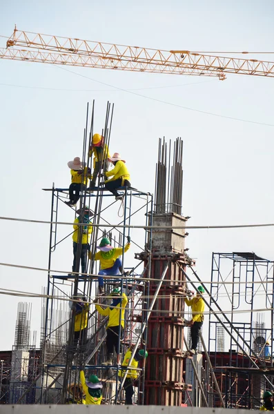 Ouvrier constructeur avec machines chantier de construction — Photo