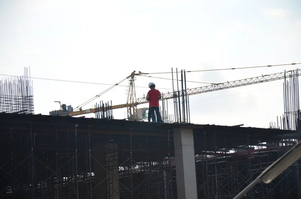 Ouvrier constructeur avec machines chantier de construction — Photo