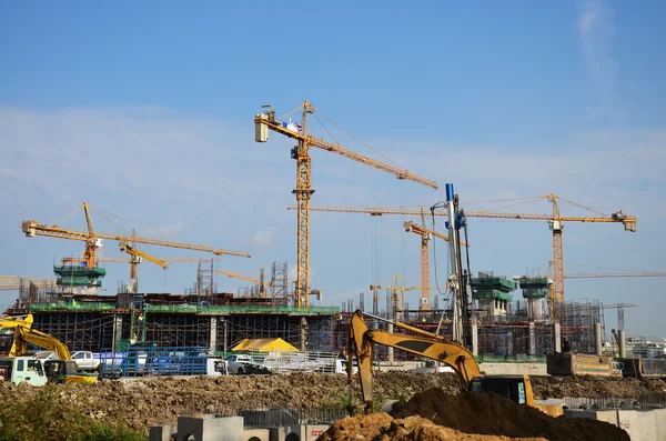Builder arbetare med maskiner byggnad byggarbetsplats — Stockfoto
