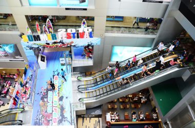 insanlar üzerinde yürüyen merdiven