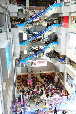 insanlar üzerinde yürüyen merdiven